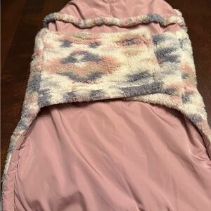 Pink and Multicolor Réversible Sherpa DOG jacket .